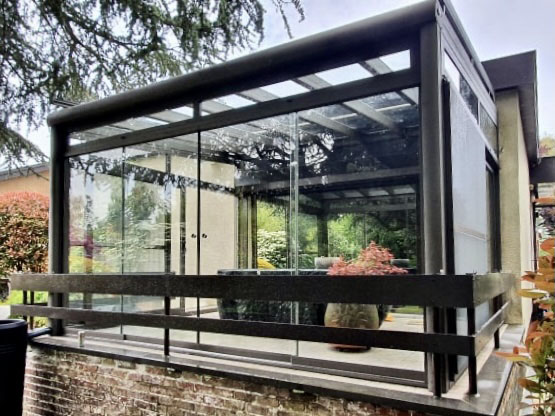 Une véranda moderne pour protéger une terrasse du vent et du soleil
