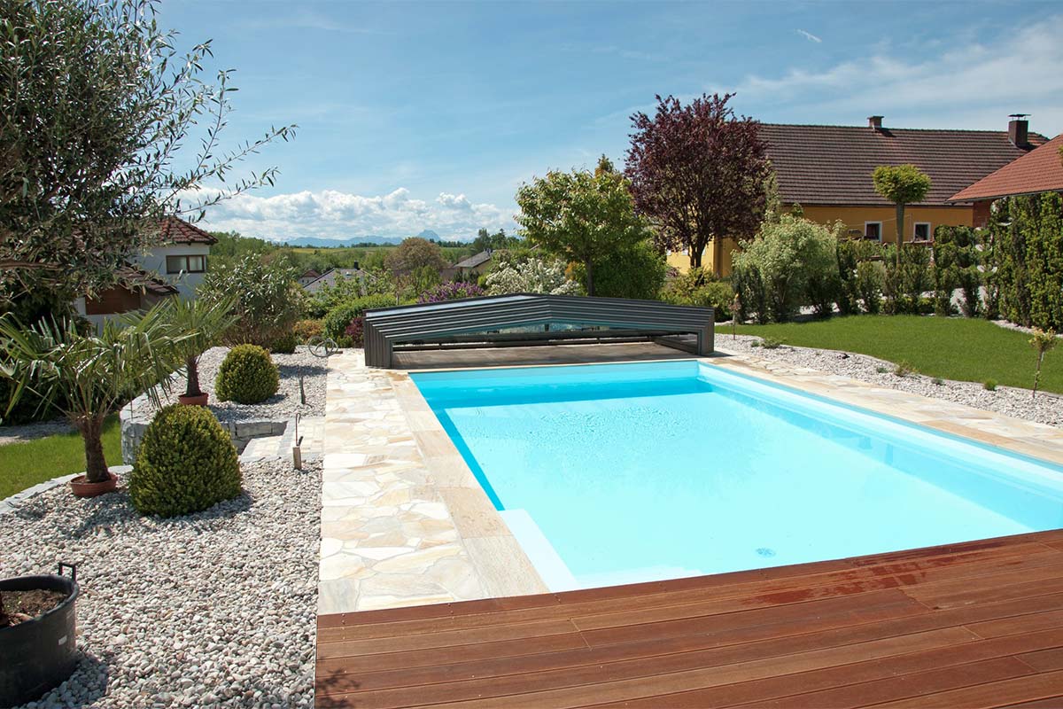 Abri de piscine bas amovible avec vue sur le jardin