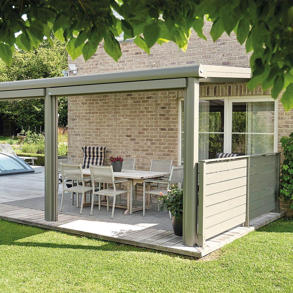 Pergola toit fixe grise avec terrasse en bois, chaises et table