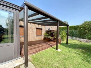 Pergola toit fixe sur une terrasse en bois et ouverte sur le jardin